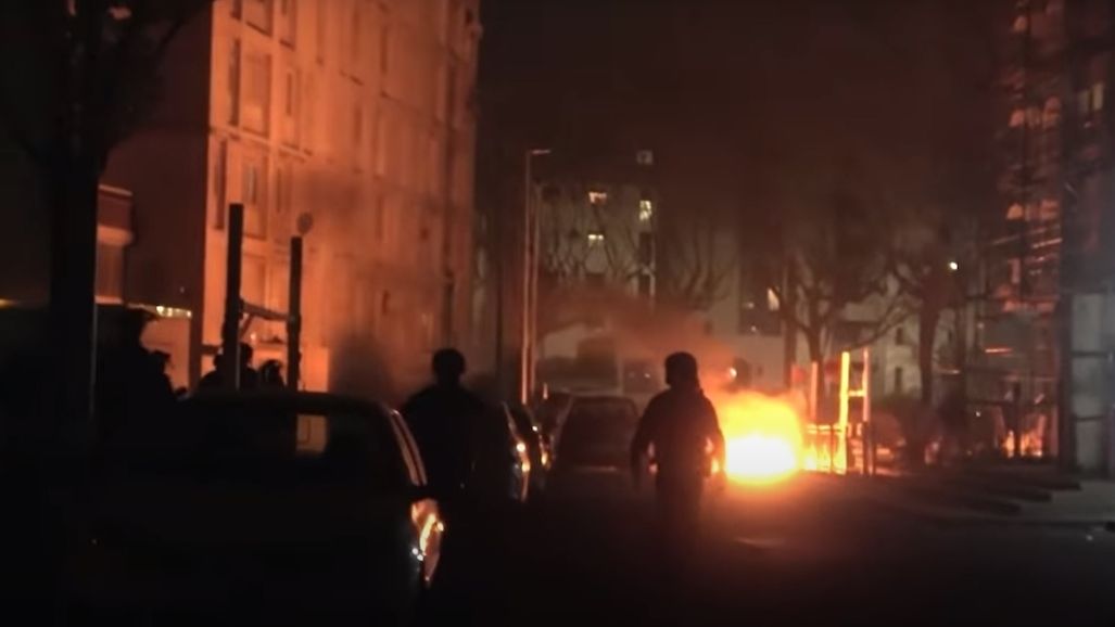 Nepokoje u Paříže: Dým a barikády v ulicích. Lidé s tyčemi se zmocnili autobusu